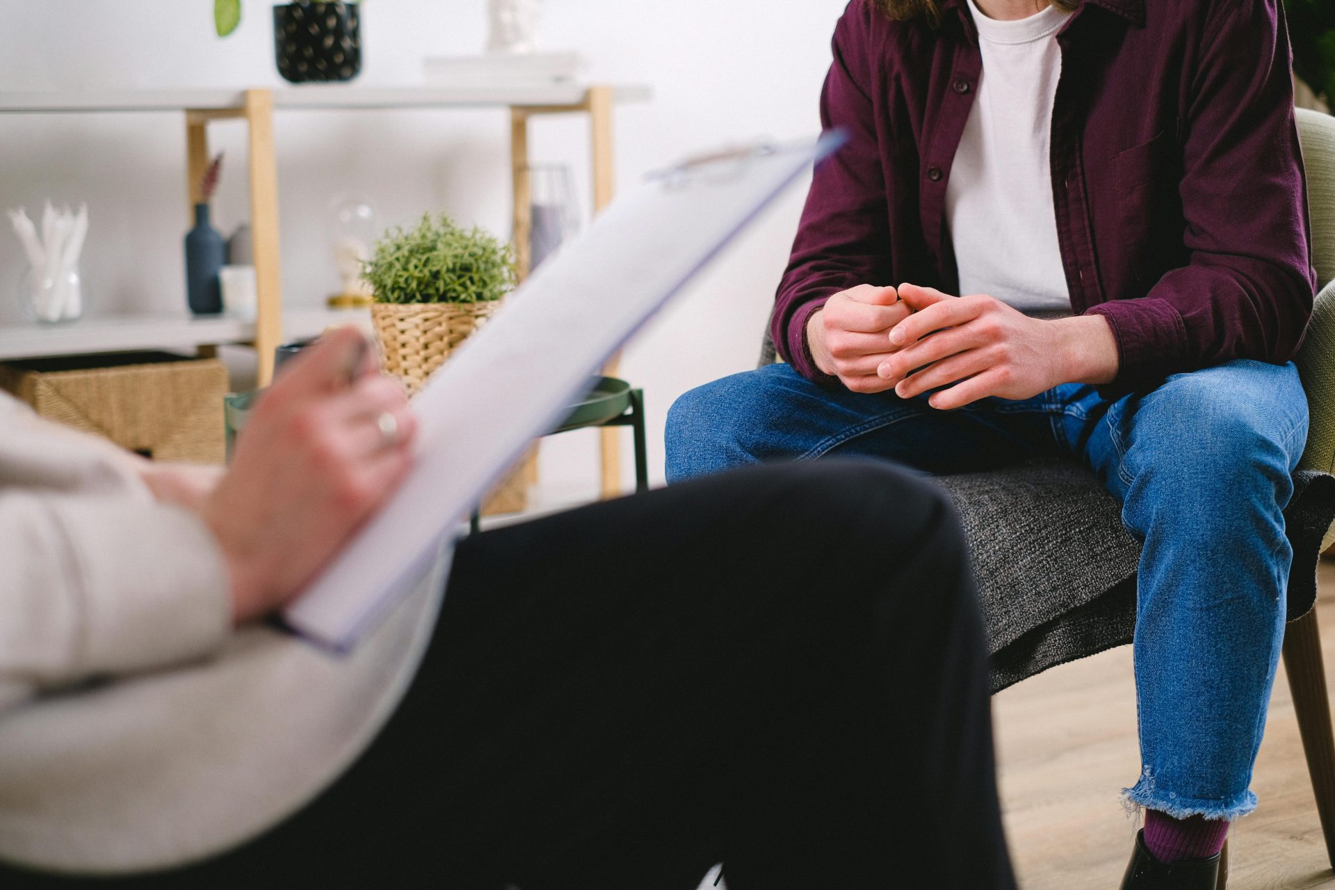 Un thérapeute et son client discutent de problèmes lors d'une séance de psychothérapie, mettant en évidence le soutien en santé mentale.